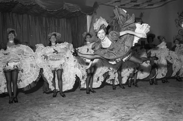 Des photographies incroyables des danseuses de cancan au Moulin Rouge, Paris en 1952 _ Old Fr