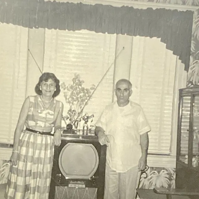 30 Instantanés Vintage de Personnes Posant Avec Leurs Téléviseurs Dans Les Années 1950 et 1960 _ Old Fr