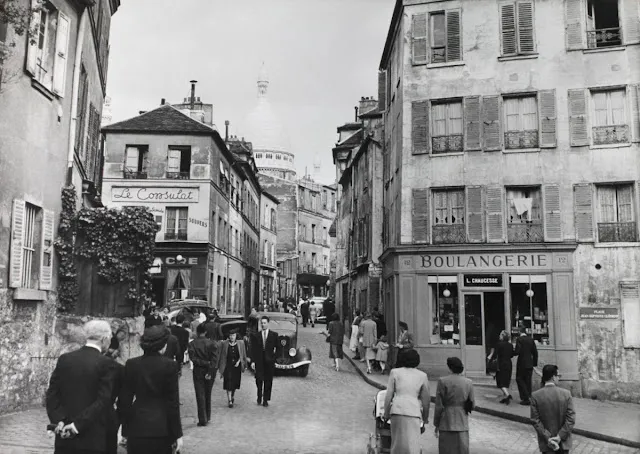 50 Photographies en Noir et Blanc Fascinantes Captent les Scènes de Rue de Paris dans les Années 1950 _ Old Fr