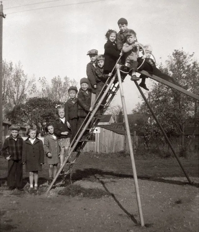 35 Photos d'Époque Montrent ce que les Enfants Faisaient pour S'Amuser dans les Années 1950 _ Old Fr