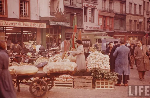 27 rares photos couleur de la place du marché des Halles, connue sous le nom de "Ventre de Paris" en 1956 _ Old Fr