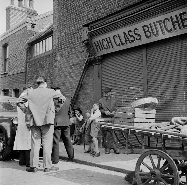 40 Vintage Photographs Capture Street Scenes of London’s East End in the Early Post-War Years _ Yesteryears UK