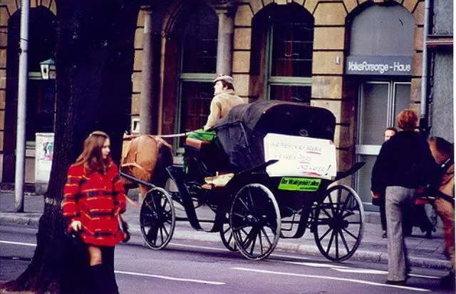 33 Color Snaps That Capture Street Scenes of Mannheim, Germany in the 1970s