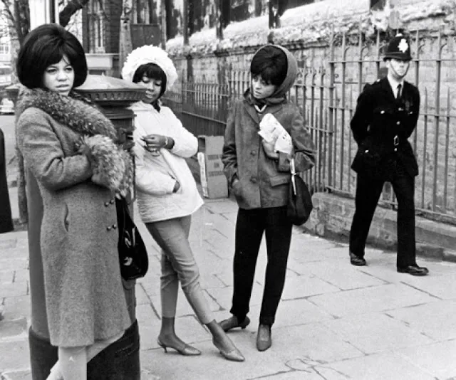 Wonderful Vintage Photos Show English-African Beauties on London Streets in the 1960s and 1970s _ Ye Olde England