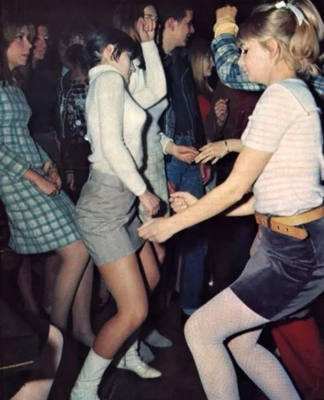 Music, Entertaining, Mini Skirts: 29 Vibrant Photos of Retro Girls on the Dancefloors in the 1960s _ Ye Olde England