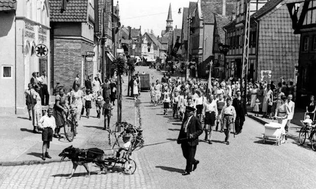 40 Amazing Photos Capture Everyday Life of Germany During WWII _