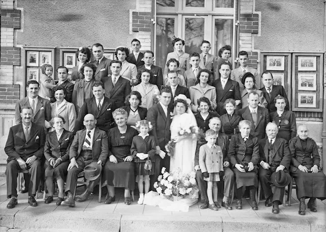 50 Fascinating Wedding Group Photos in France From the Early 1950s