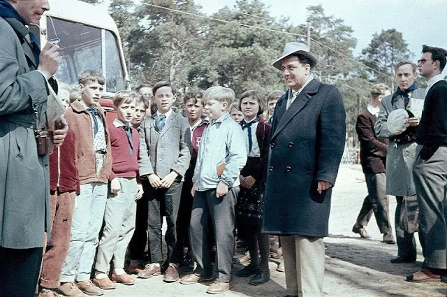 Color Photos That Capture Street Scenes of East Germany in 1960