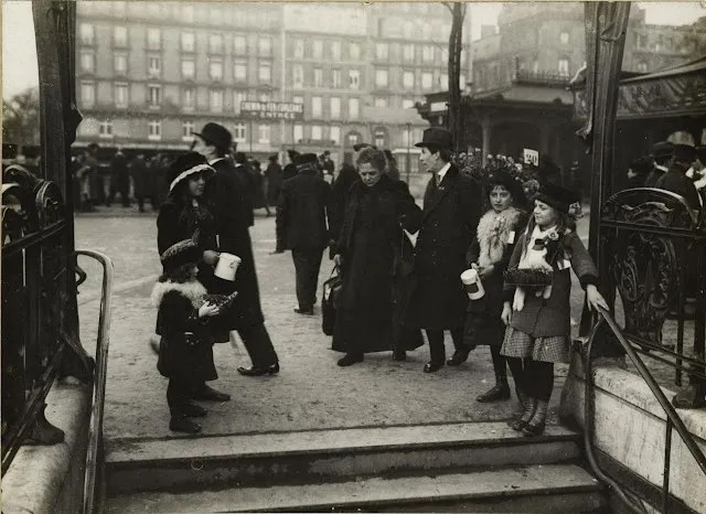 The War Seen From the Street: Rare and Astonishing Photos Document Daily Life in Paris During Wartime, 1914-1919