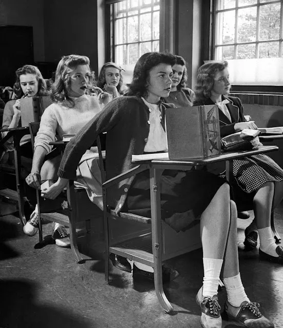 25 Interesting Vintage Photographs That Document Everyday Life of American Teenage Girls in the 1940s