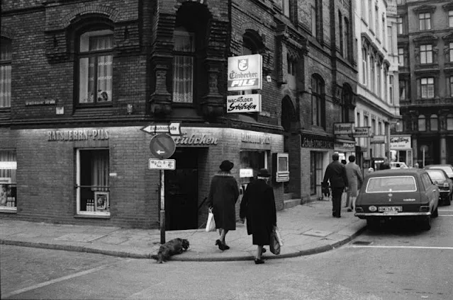 30 Vintage Black and White Photos Capture Streets of Hamburg in the Early 1970s