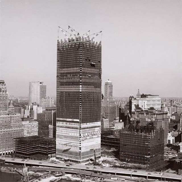 20 outstanding vintage photographs documenting the construction of iconic buildings and bridges across the United States.