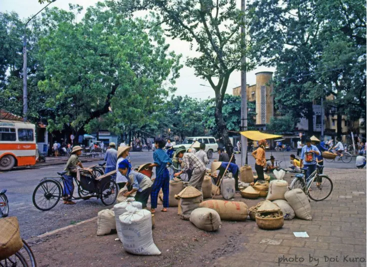 Hà Nội năm 1990 hiện lên vô cùng bình dị và mộc mạc qua ống kính nhiếp ảnh gia Nhật bản Doi Kuro _TYSG