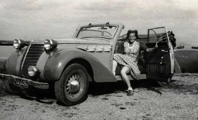 50 faszinierende Bilder zeigen Menschen, die zwischen den 1930er und 60er Jahren mit ihren Cabriolets posieren