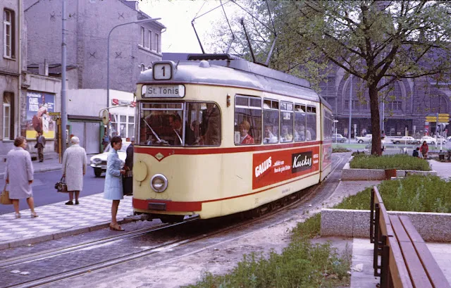 32 Farbfotos zeigen Straßenbahnen aus Deutschland in den 1970er Jahren