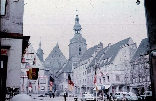 Farbfotos, die Straßenszenen in Ostdeutschland im Jahr 1960 einfangen