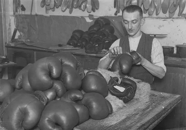 In einer deutschen Boxhandschuhfabrik aus den 1930er Jahren