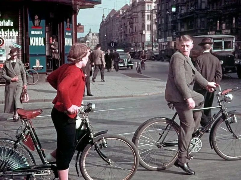 Seltene Farbfotografien, die Straßenszenen im Berlin der 1930er Jahre einfangen