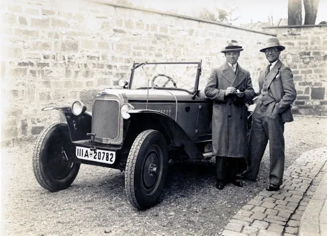 30 erstaunliche Fotos zeigen Männer, die in den 1920er Jahren mit ihren Autos posieren