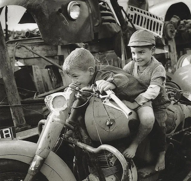 38 lustige Vintage-Fotos von Kindern, die Motorräder fahren