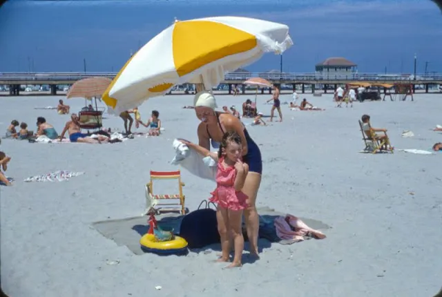 35 wundervolle Farbfotos zeigen das Strandleben in den 1950er Jahren