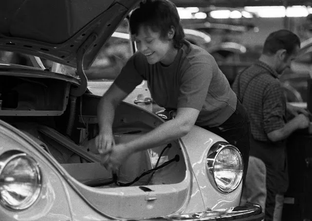 Zeitzeugnisse aus der Volkswagen-Fabrik - 30 Vintage-Fotografien zeigen das Alltagsleben in Wolfsburg im Jahr 1972