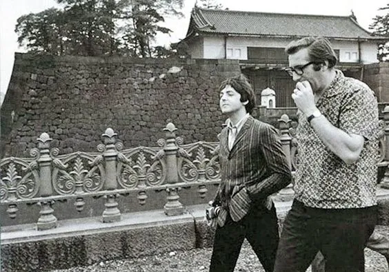 1966 Paul McCartney and Mal Evans in Japan. 1966 Paul McCartney and Mal Evans in Japan.
