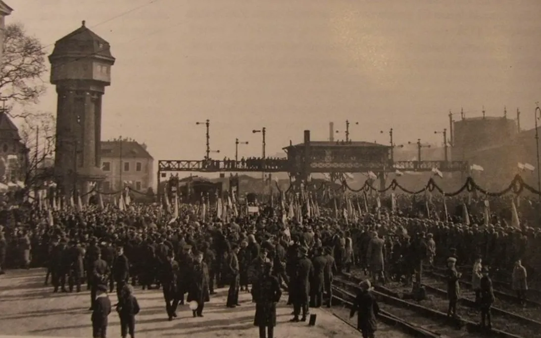 Śląskie dworce w pierwszej połowie XX wieku. Te zdjęcia robią ogromne wrażenie! Jak dużo się zmieniło?