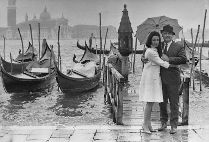 16 affascinanti fotografie vintage che mostrano celebrità che si godono Venezia, in Italia, tra gli anni '50 e '70