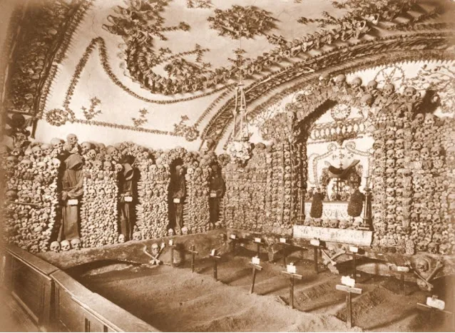 Chiesa delle Ossa di Roma: splendide foto d'epoca mostrano l'interno della cripta dei Cappuccini di Roma della fine del XIX secolo