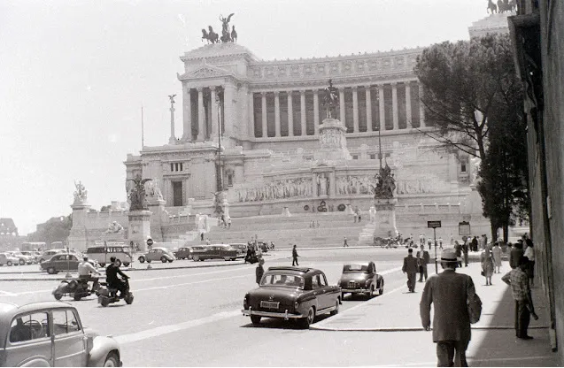 30 incredibili istantanee vintage di scene di strada di Roma nel 1956