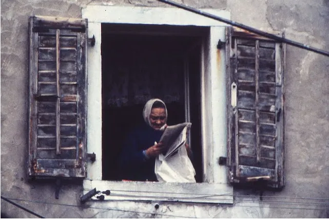 30 foto affascinanti catturano scene di strada di Trieste negli anni '80