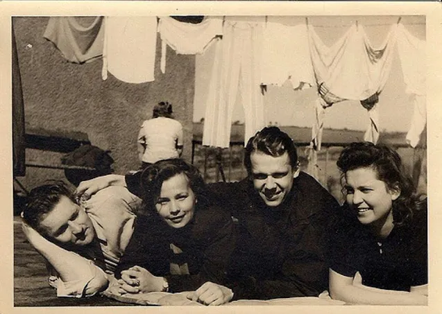 26 istantanee spontanee, interessanti e divertenti, di persone che asciugavano i panni negli anni '40 e '50
