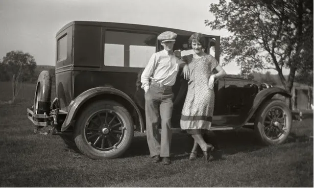 50 affascinanti foto vintage di persone in posa con l'auto di famiglia all'inizio del XX secolo