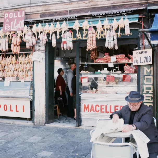 30 meravigliose fotografie a colori che catturano la vita quotidiana in Italia dagli anni '60