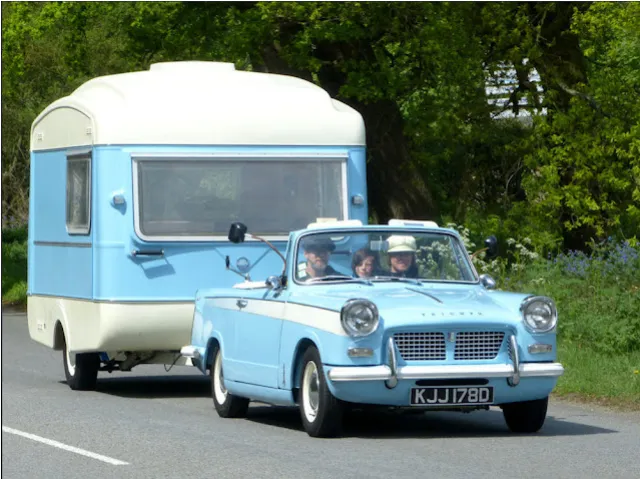Bellissimo Triumph Herald del 1200 con roulotte vintage di Cheltenham