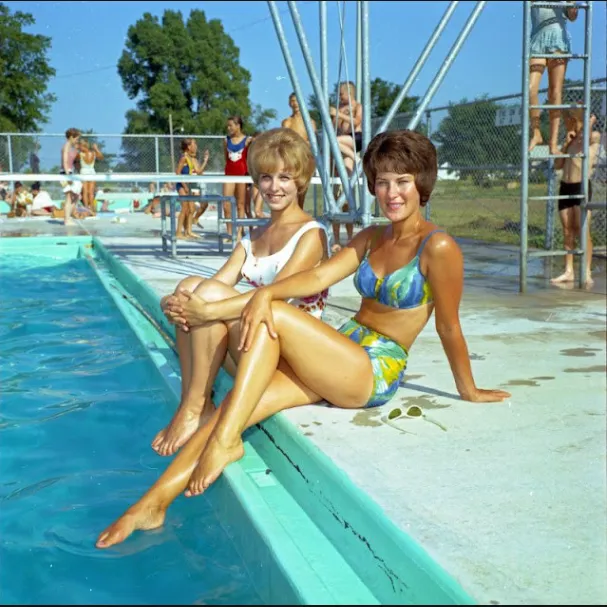 40 bellissime foto a colori catturano giovani donne in costume da bagno negli anni '60