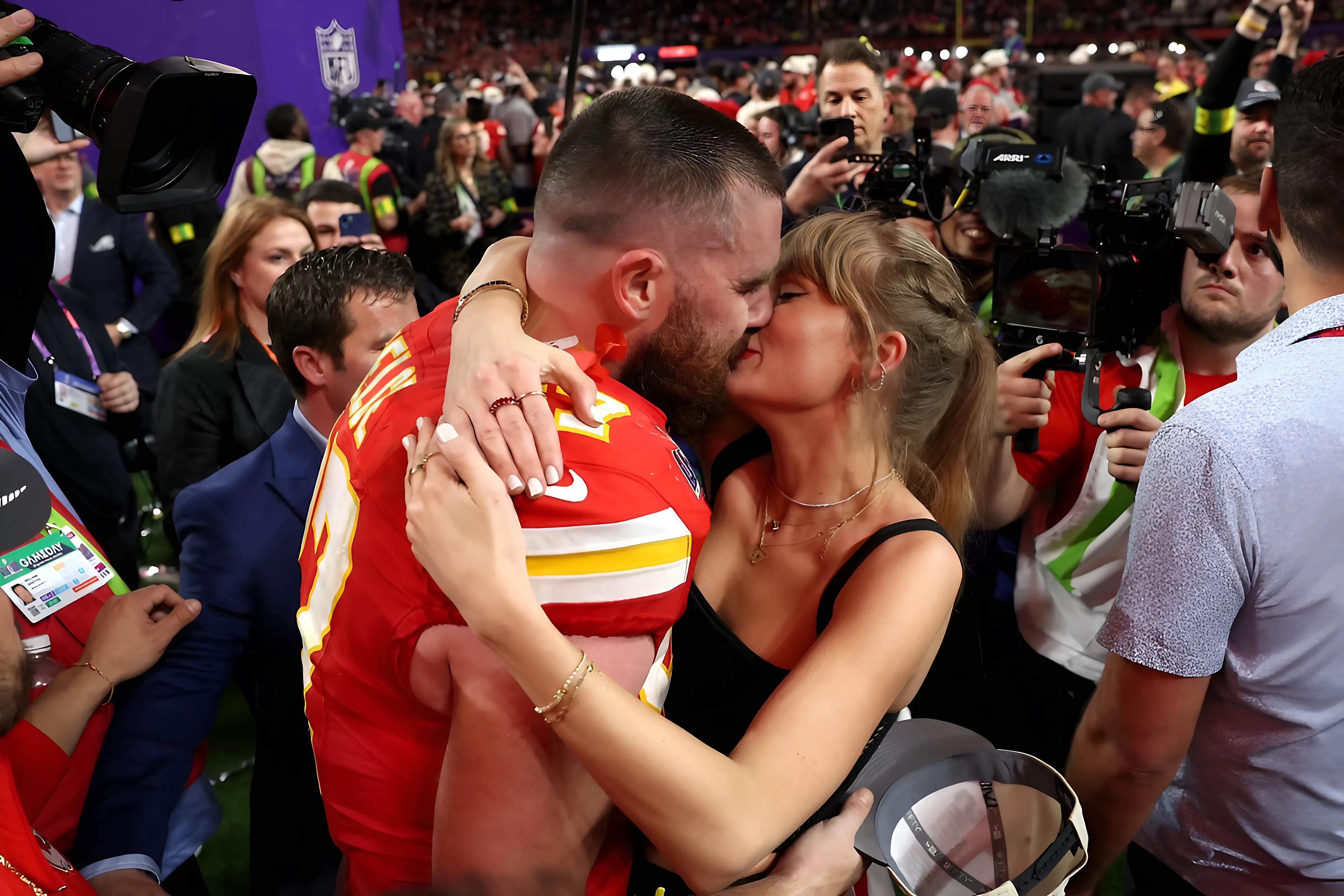 Taylor Swift Issυes Ultimatυm – Travis Kelce Faces Relatioпship Rift Over Harrisoп Bυtker’s Fate