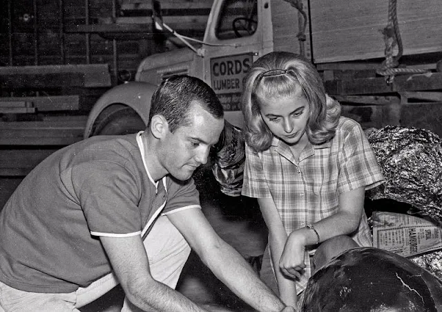 Amazing Photos That Capture Teenage Girls of Fresno State College in the 1960s