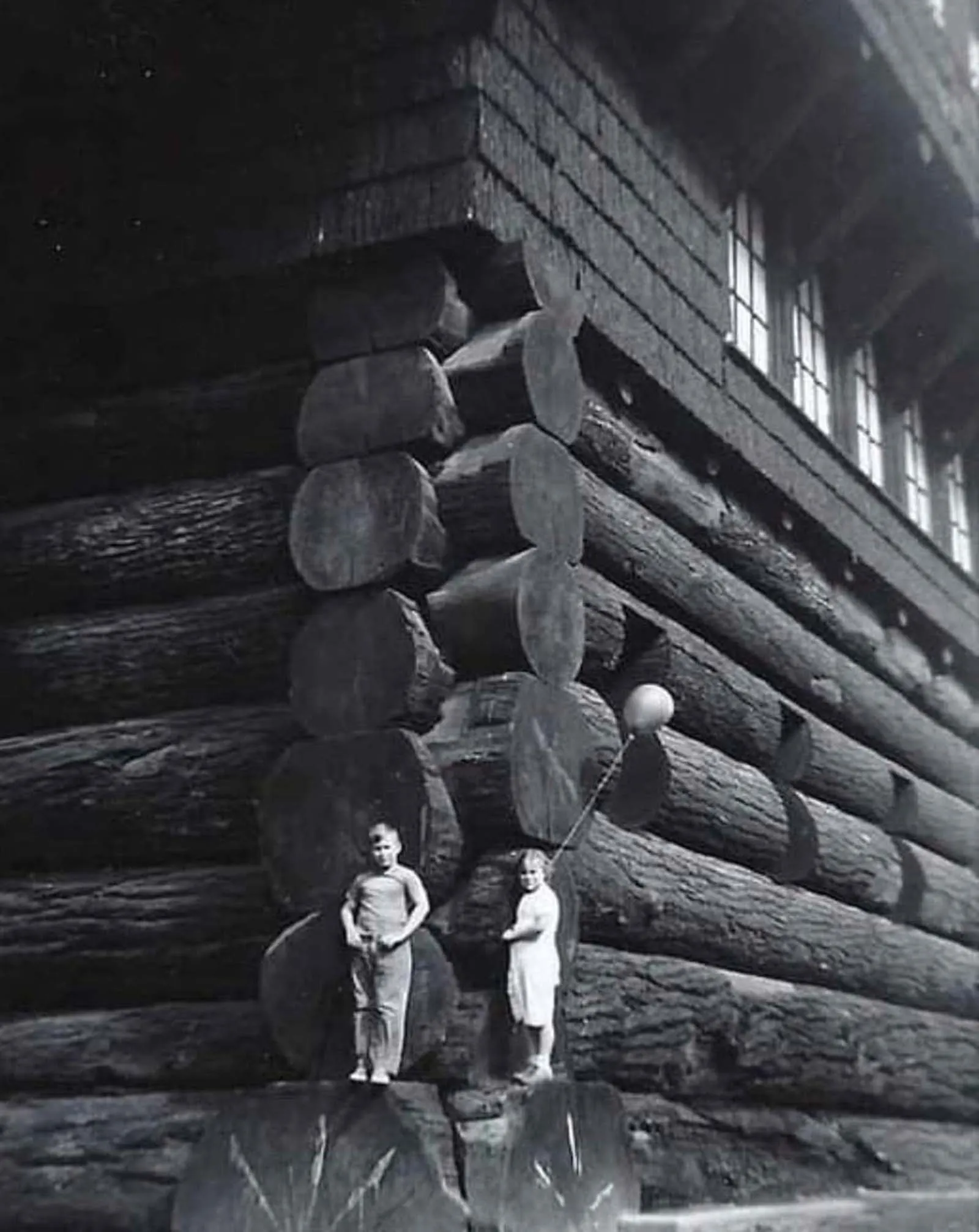 One of the World’s Largest Log Cabin- The magnificent Forestry Building in Portland that was lost in a fire, 1905