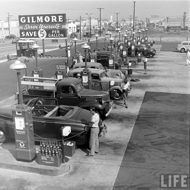 Gilmore Oil’s Gas-A-Teria, One of the First Self Serve Gas Stations in Los Angeles, 1948