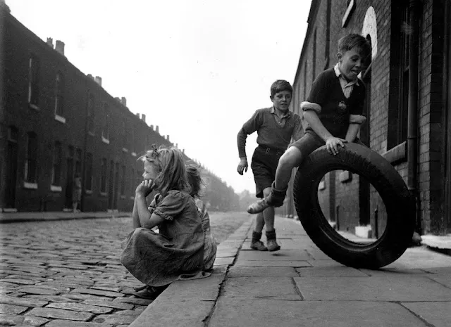 24 Remarkable Vintage Photos Capture Street Scenes of Children in England During the 1950s
