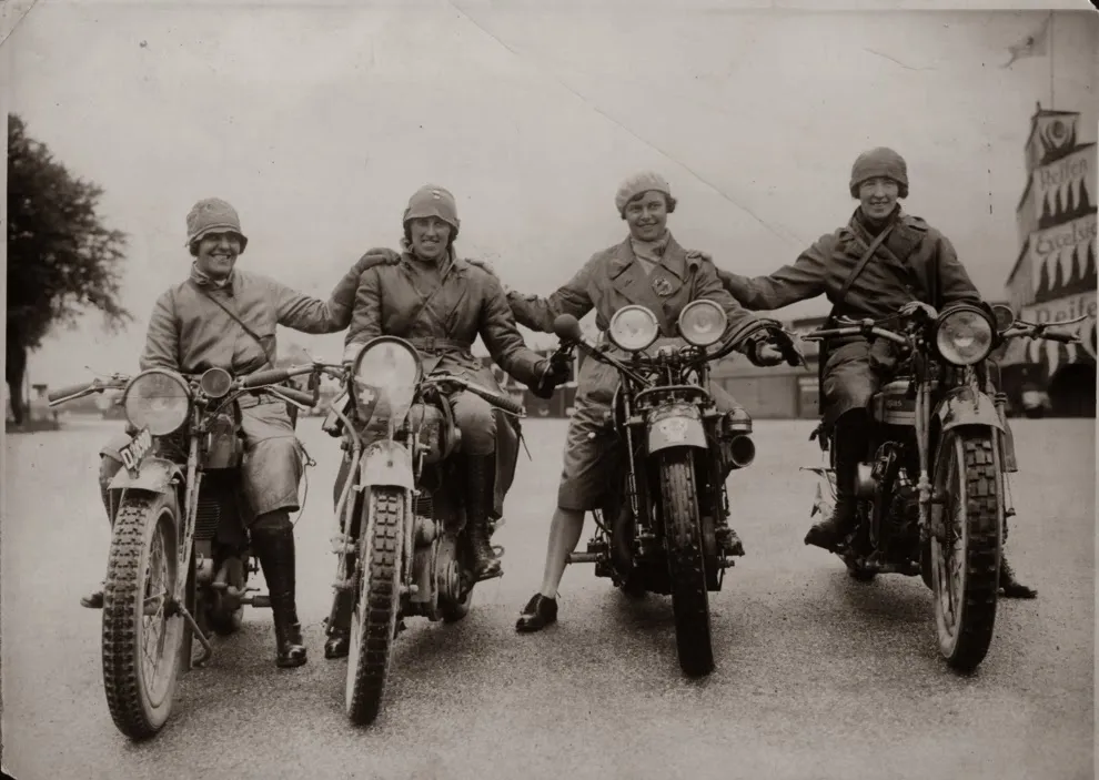 22 Incredible Vintage Photos of Women Riding Motorcycles From the 1920s and 1930s