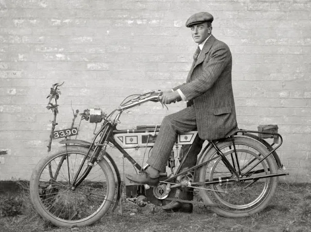 42 Erstaunliche Vintage-Fotografien von Menschen, die sich mit ihren Motorrädern posieren