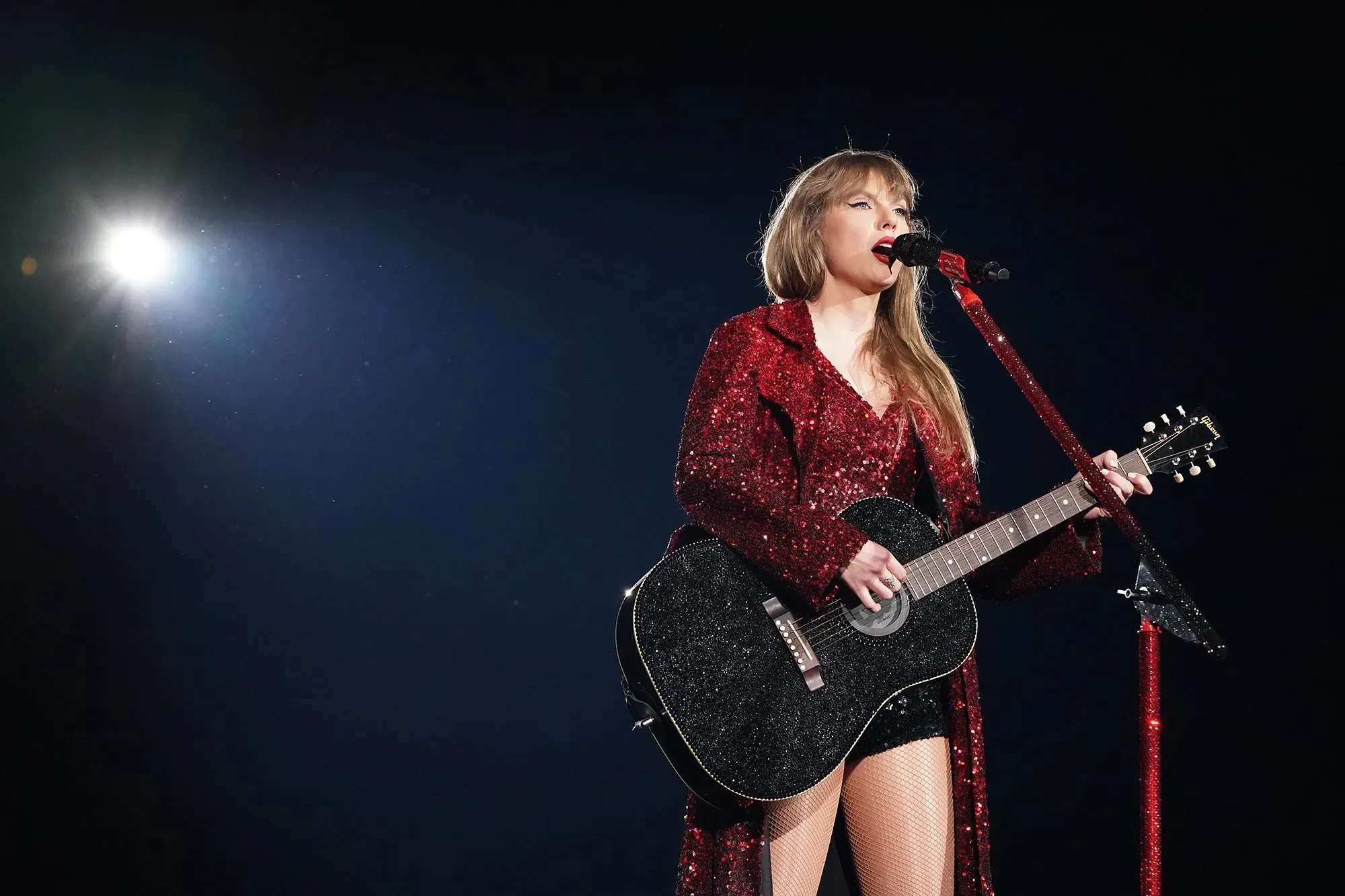 "Taylor Swift's UK Tour Sparks Chaos as Alarming Safety Concerns Arise: Is Fan Frenzy Putting Lives at Risk?.H