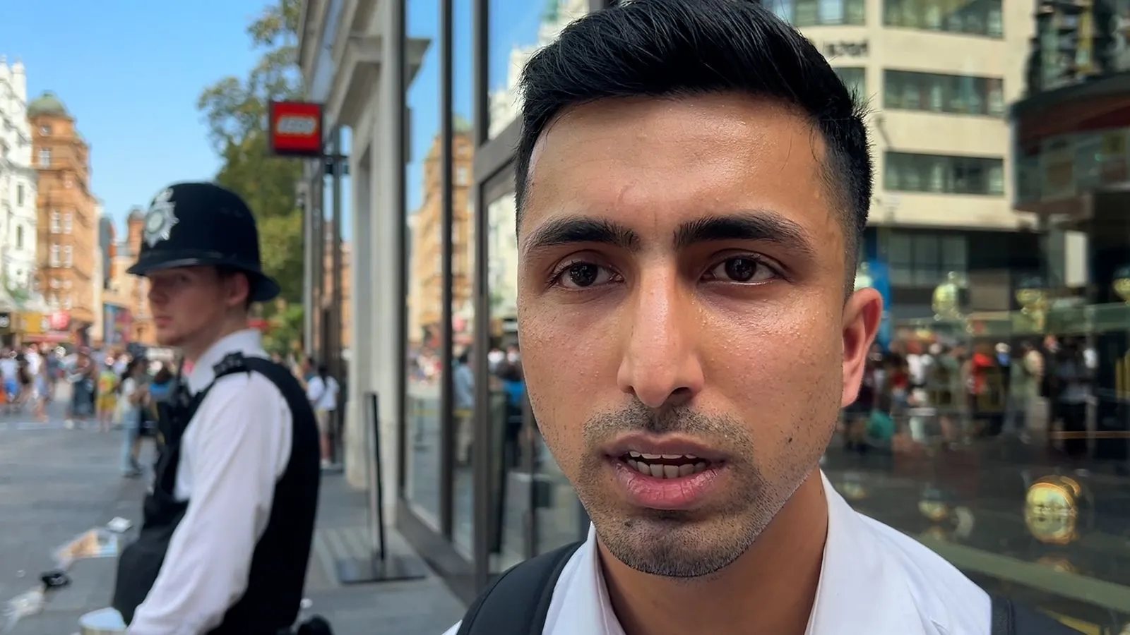 Security Guard Disarms Knifeman After Tragic Stabbing of 11-Year-Old Girl and 34-Year-Old Mother in Leicester Square, Sparking Widespread Outrage..H