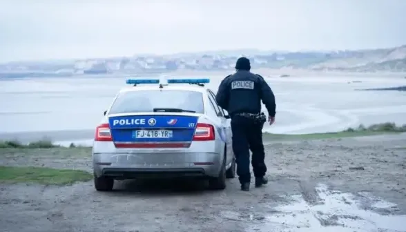 “Tragedy at Sea: Two Migrants Die Attempting to Cross the English Channel”_L