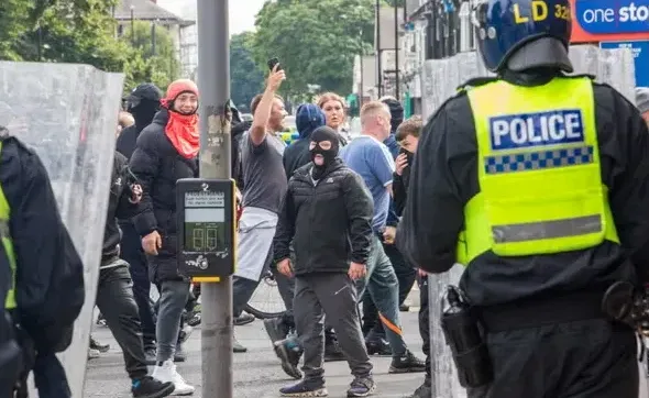 “Riots in the UK: How the ‘Two-Tier Police’ Myth Spread”_L