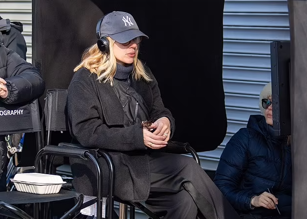 Scarlett Johansson directs Erin Kellyman and June Squibb on the Coney Island set of her first film Eleanor the Great