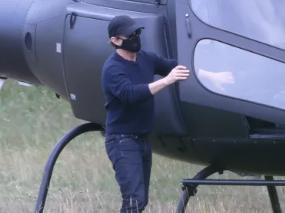 Tom Cruise leaves fans stunned as he lands on a golf course in a helicopter – then goes for lunch